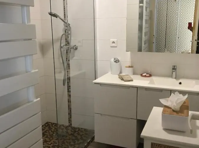 Bel Avec Terrasse, Piscine, Parking Privé Et Club De Tennis, Padel En Sus *